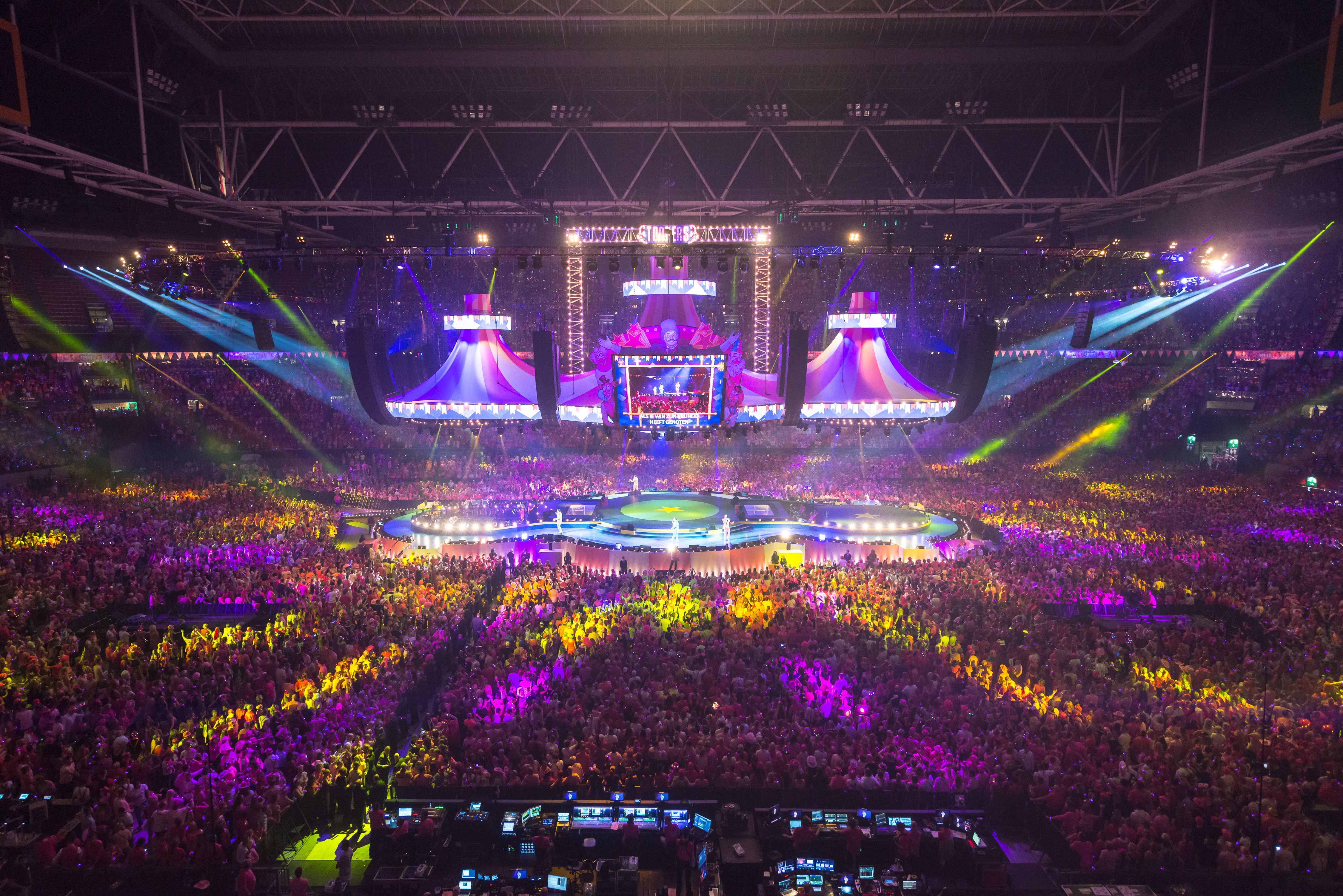 De Toppers Take Over Amsterdam Arena with Adamson & Ampco Flashlight