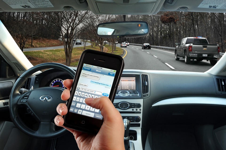 Bilderesultat for texting while driving