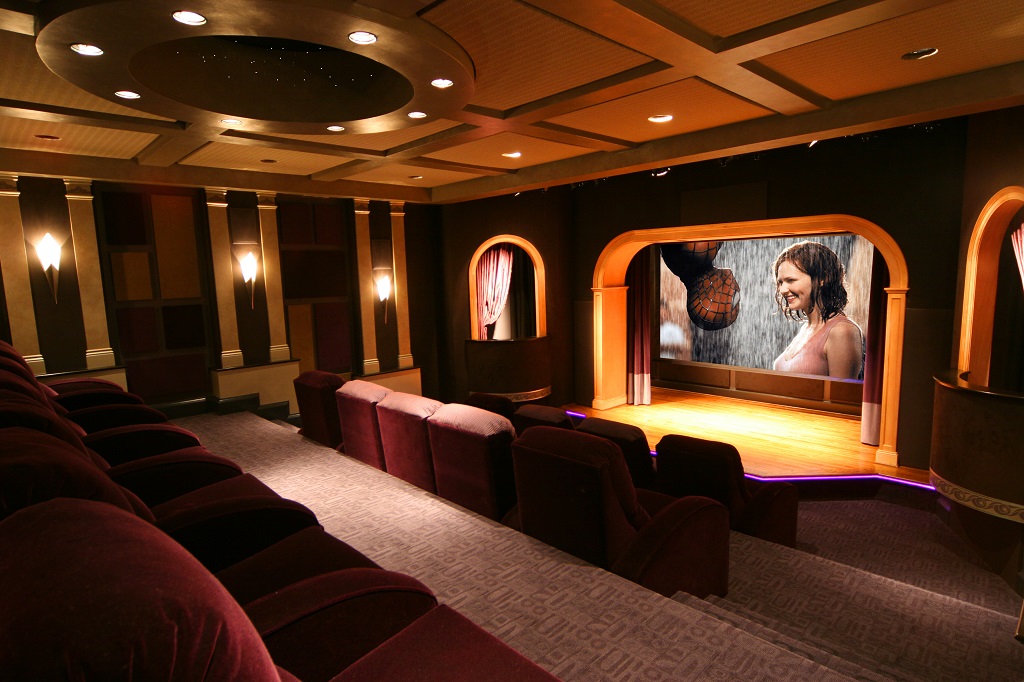 Cinema style. Интерьер кинотеатра. Современный кинотеатр. Домашний кинотеатр со сценой. Помещения в кинотеатре.