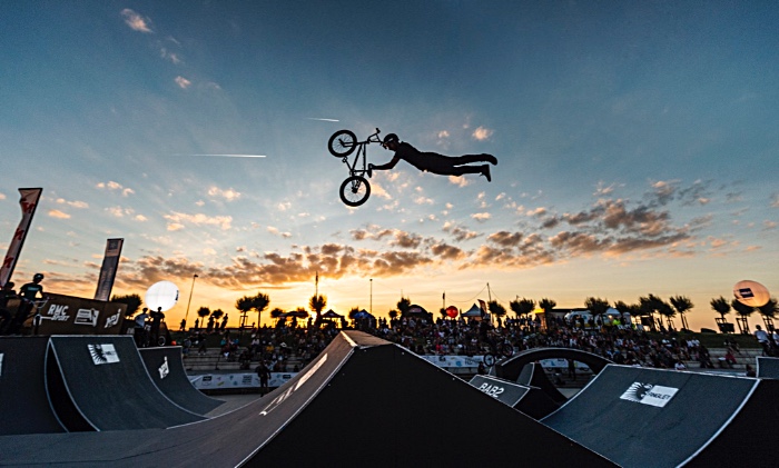 Airstar Shows Daring Lighting Tricks at Anglet’s FISE Xperience