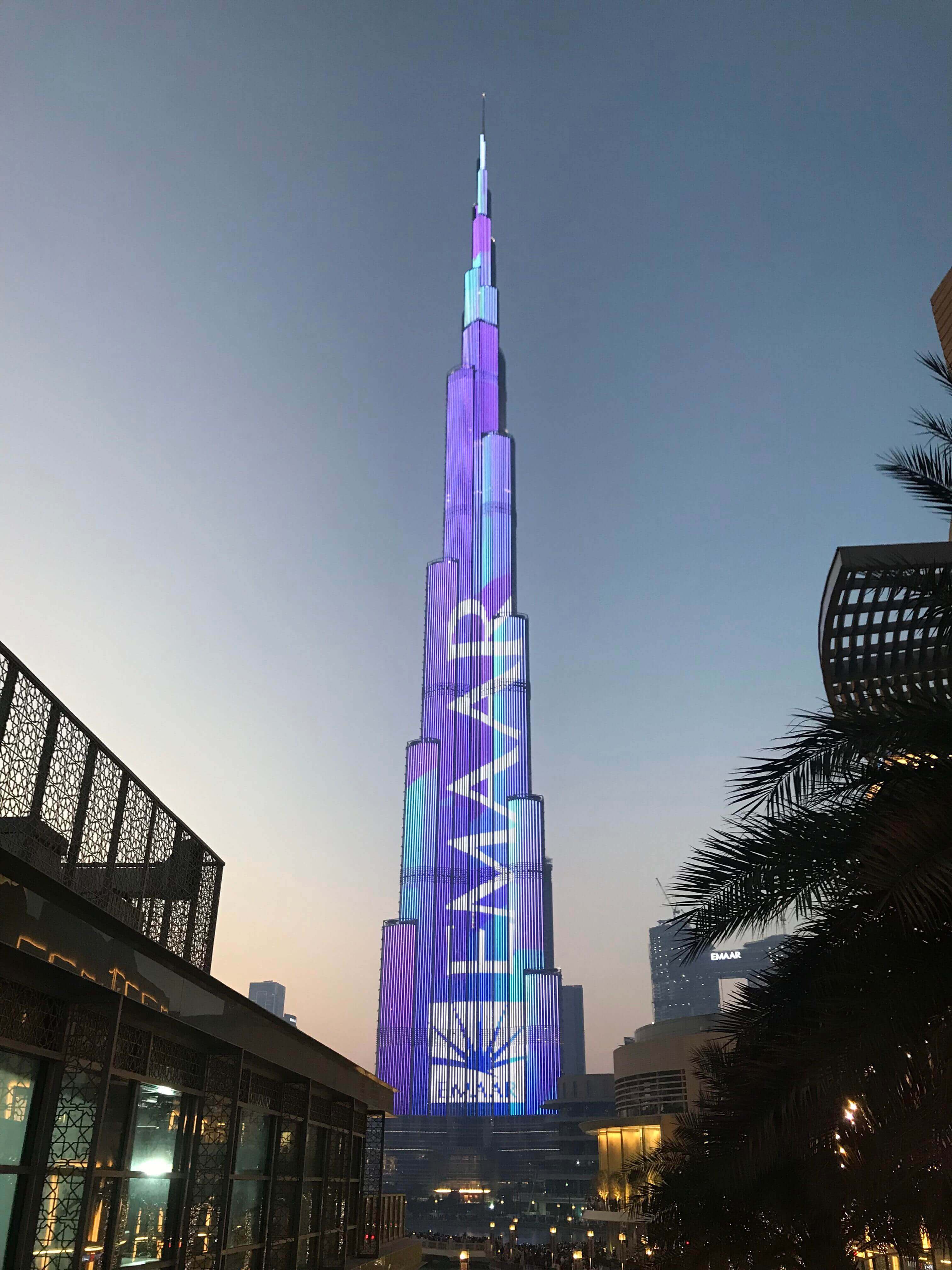 Реклама на бурдж халифа. Бурдж-Халифа шпиль. Шпиль на Бурдж-Халифа в Дубае. Бурдж Халифа Emaar. Бурдж Халифа высота.