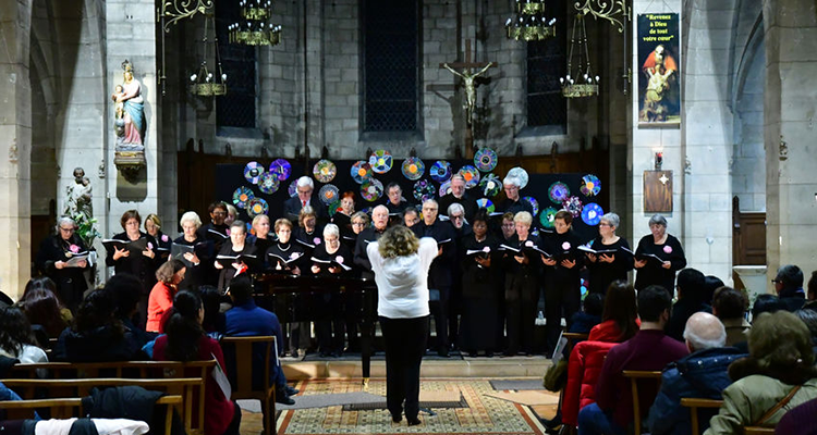 Shows image of a church choir producing clean choir sound