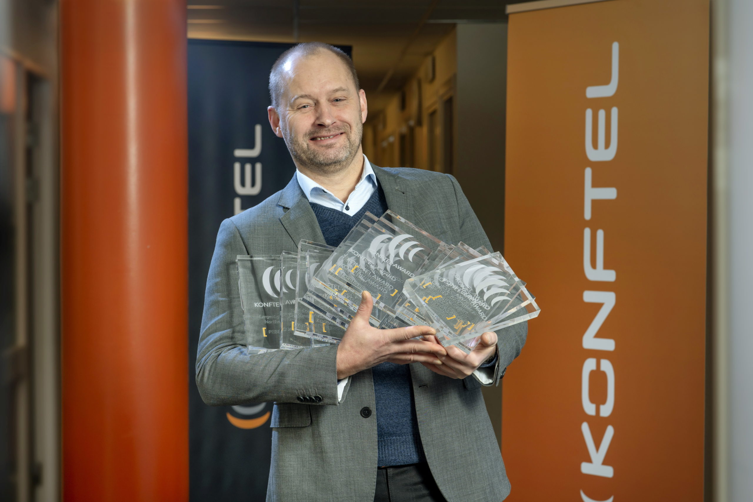Konftels Director of Global Sales Tommy Edlund with the awards.