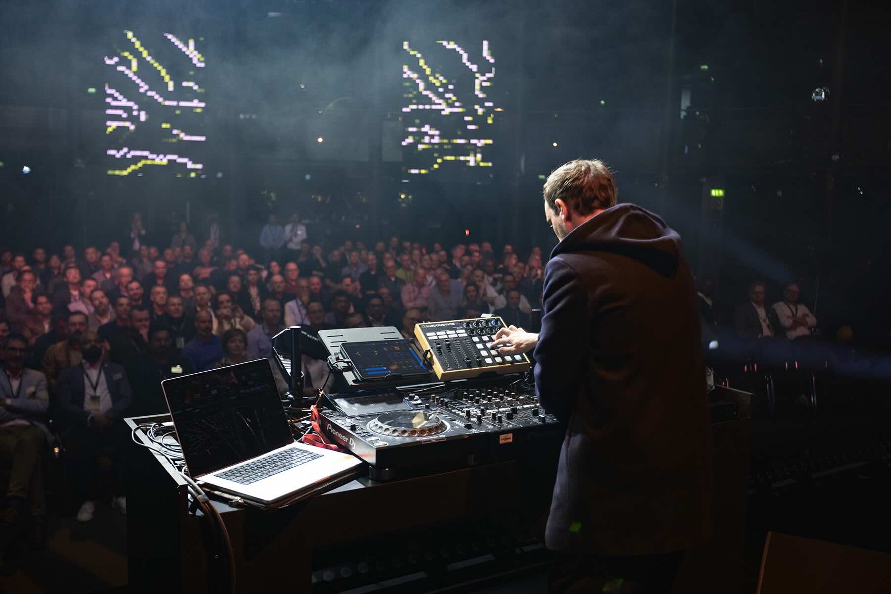 LA L Acoustics DJ